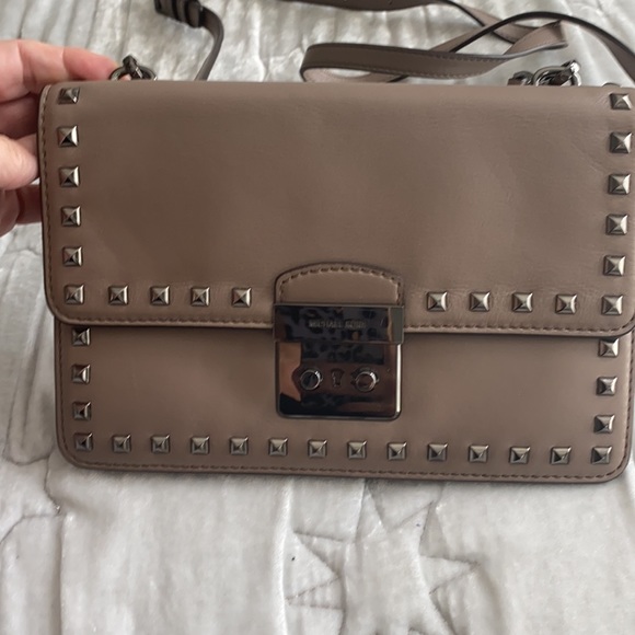 Michael Kors Studded Gusset Leather Crossbody. - Picture 5 of 10